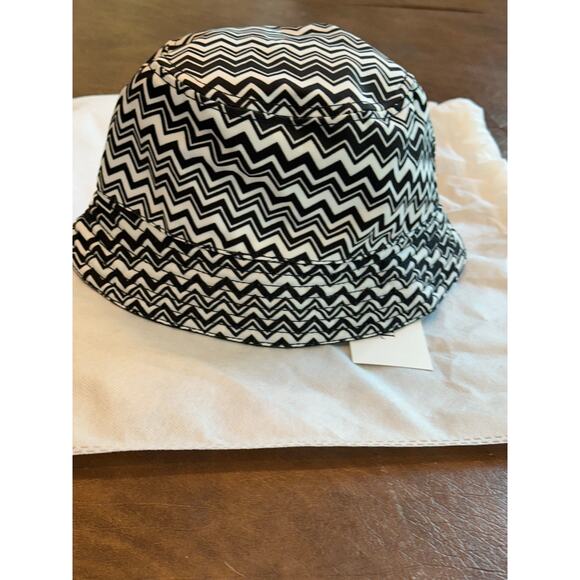 ☃️HP! NWT Classic black and white Missoni hat - Picture 9 of 13
